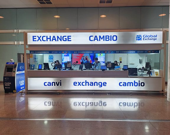 Oficina de cambio de moneda de Global Exchange ubicada en la T1 frente a Cintas Norte del aeropuerto de Barcelona - El Prat