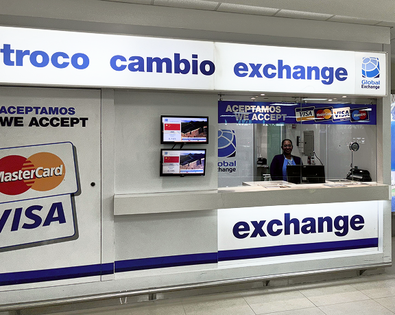 Oficina de cambio de moneda extranjera de Global Exchange ubicada en el aeropuerto internacional de Guayaquil (Ecuador)