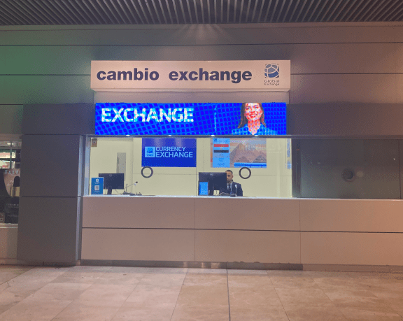 La oficina para cambiar moneda extranjera de Global Exchange está situada en Llegadas sala 2 junto a la farmacia. La oficina de cambio de moneda extranjera en el aeropuerto de Madrid, Farmacia T1, está situada en Llegadas sala 2 junto a la farmacia.