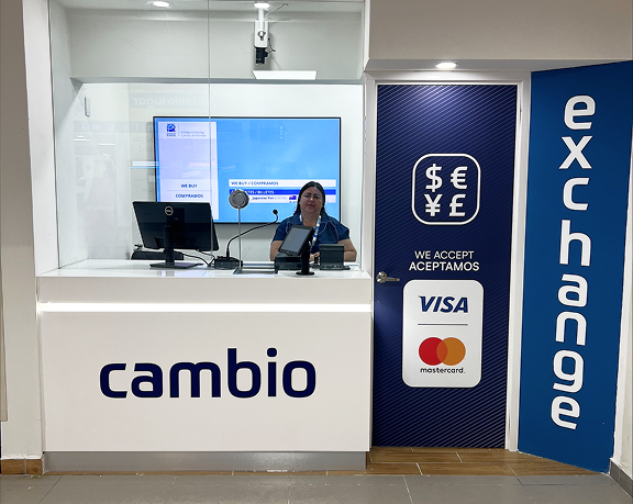 Oficina de cambio de moneda de Globo Cambio ubicada en el aeropuerto internacional de Chihuahua, México.