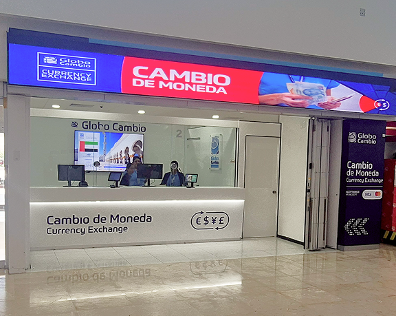 Oficina de cambio de moneda de Globo Cambio ubicada en la zona pública de la terminal 4 del aeropuerto de Cancún.