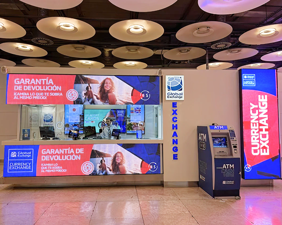Una oficina para cambiar moneda de Global Exchange, ubicada en el edificio Satélite del aeropuerto de Madrid-Barajas