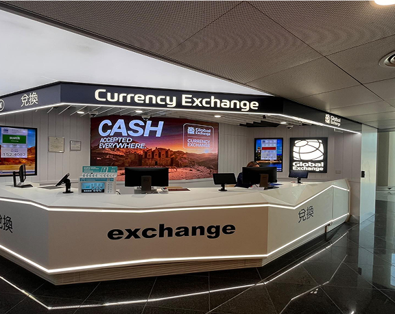 Bureau de change de monnaie étrangère de Global Exchange situé à l'aéroport international de Hong Kong, à Hong Kong