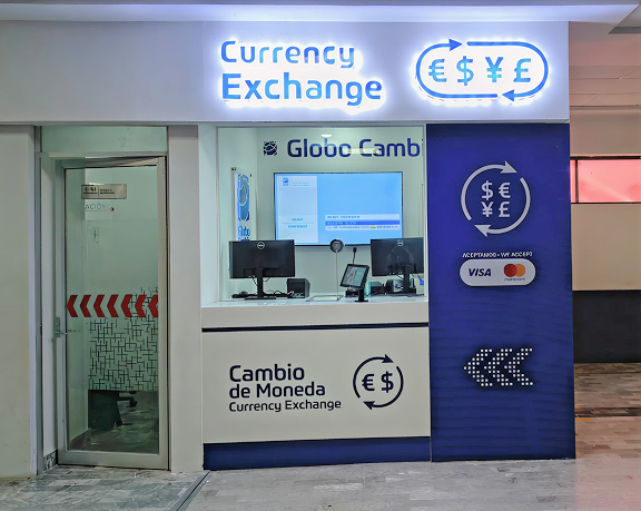 Oficina de cambio de moneda de Globo Cambio ubicada en el aeropuerto internacional de Zacatecas, México.