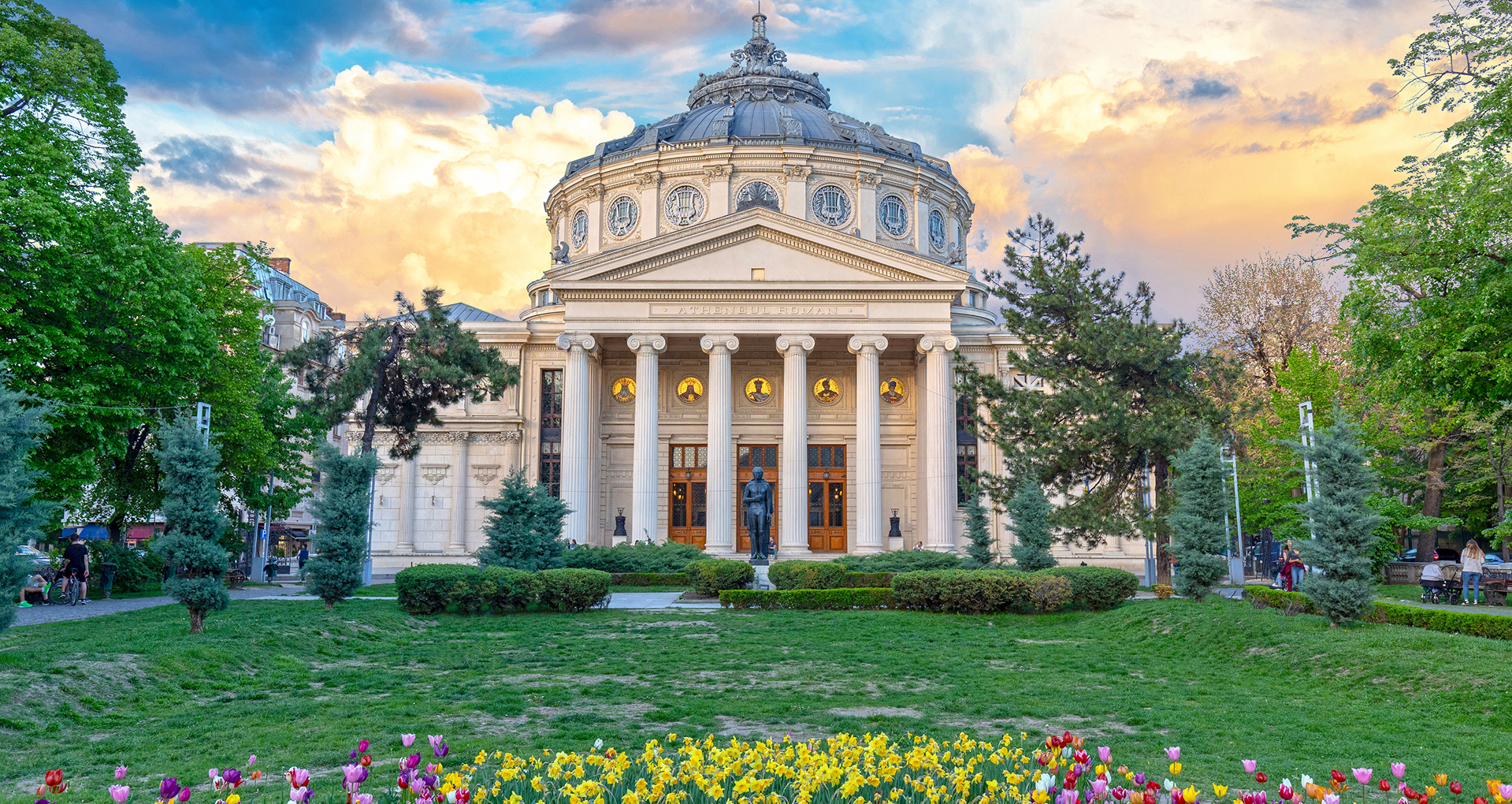 El Ateneo Rumano al atardecer, emblemática sala de conciertos de Bucarest, Rumania