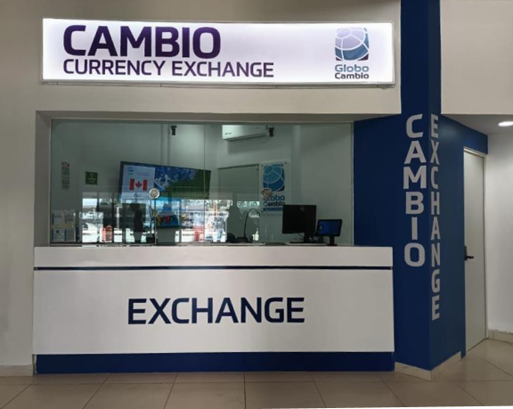 Oficina de cambio de moneda de Globo Cambio ubicada en el área pública del aeropuerto internacional de San Luis Potosí.