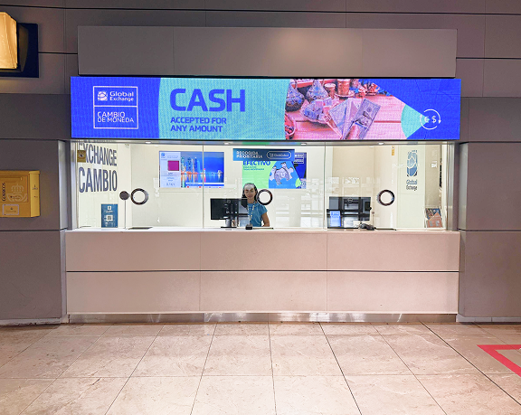 Oficina para cambiar moneda de Global Exchange en el aeropuerto Adolfo Suárez - Madrid Barajas, ubicada en la T1 junto a la oficina de Correos Oficina de cambio de moneda en el aeropuerto Adolfo Suárez - Madrid Barajas, ubicada en la T1 junto a la oficina de Correos