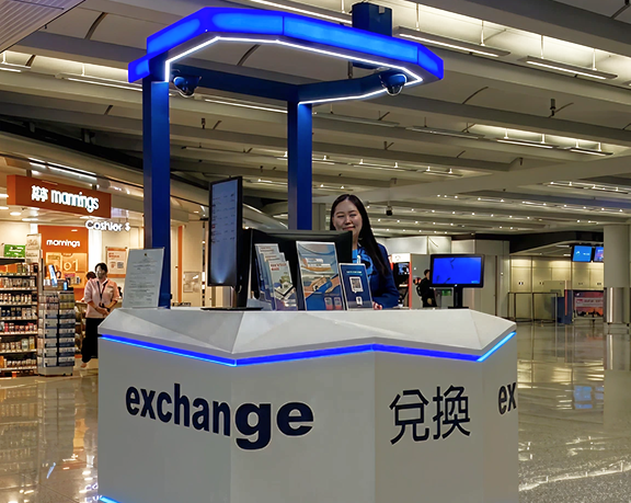 Oficina de cambio de moneda extranjera de Global Exchange ubicada en el aeropuerto internacional de Hong Kong, en Hong Kong