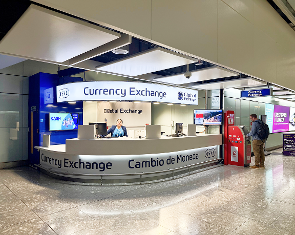 Bureau de change situé à l'aéroport international d'Heathrow, terminal 5, zone d'arrivée Bureau de change situé à l'aéroport international d'Heathrow, terminal 5, zone d'arrivée