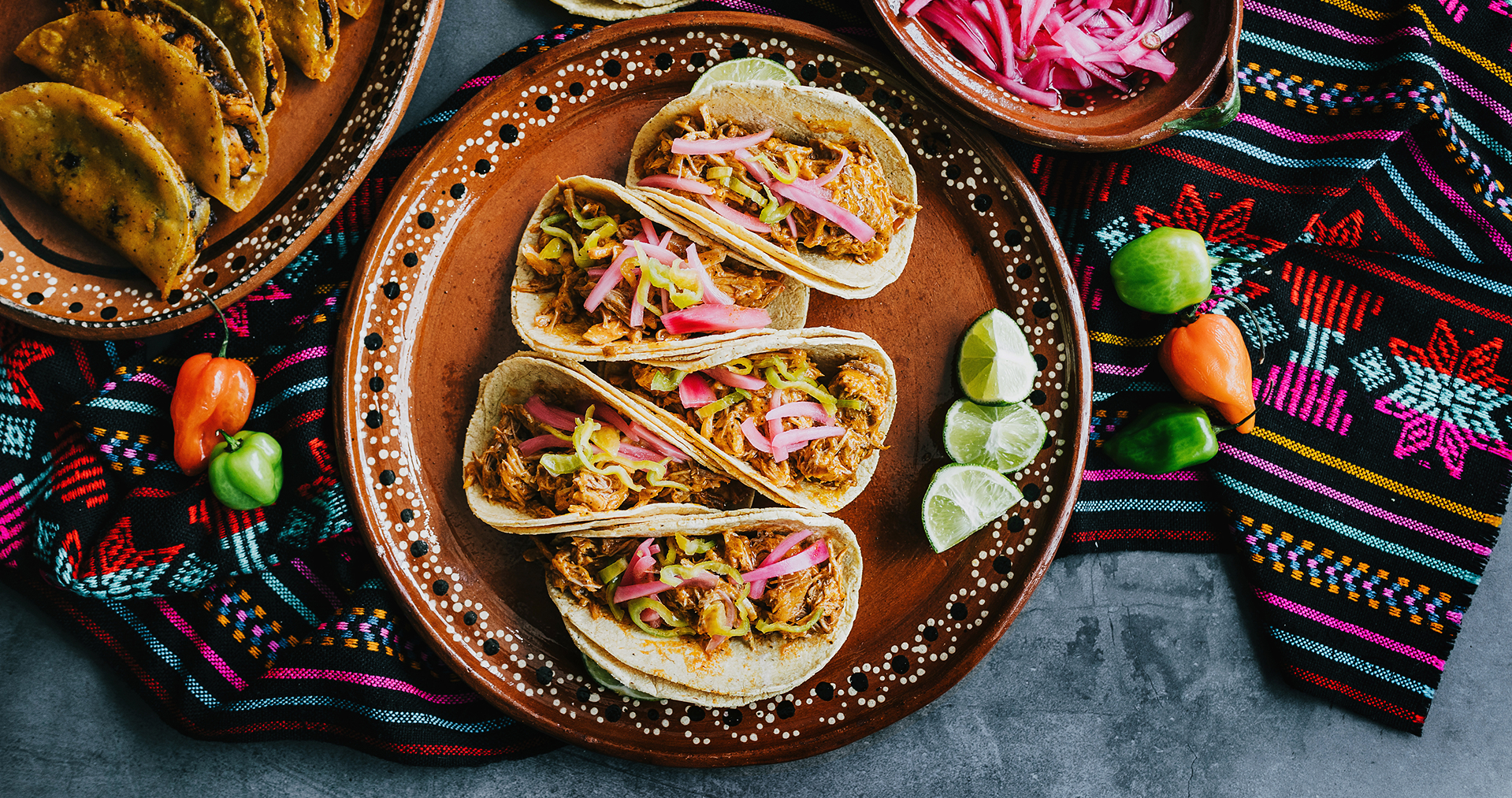 Tacos mexicanos de cochinita pibil con salsa de habanero, comida tradicional de Yucatán, México.