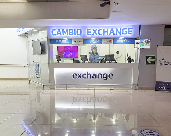 Oficina de cambio de moneda de Global Exchange ubicada en el aeropuerto de La Aurora en la Ciudad de Guatemala (Guatemala)