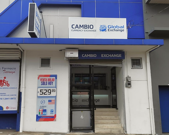 Oficina de cambio de moneda de Globo Cambio ubicada en la calle cuarta, a 25 metros sur de la tienda LLOBET y contigua a la caja auxiliar del BCR , Alajuela (Costa Rica)
