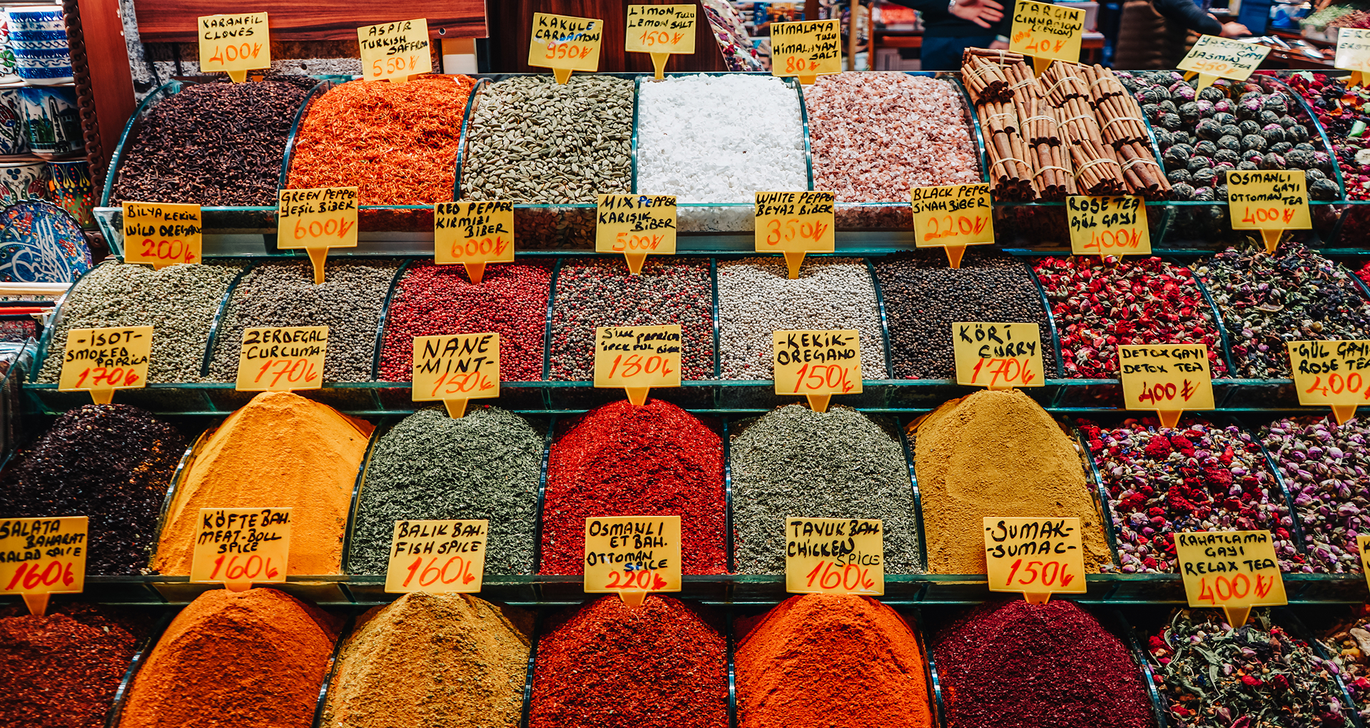 Especias aromáticas y coloridas del histórico Bazar Egipcio (Mısır Çarşısı), uno de los mercados más antiguos y tradicionales de Estambul. Especias aromáticas y coloridas del histórico Bazar Egipcio (Mısır Çarşısı), uno de los mercados más antiguos y tradicionales de Estambul.