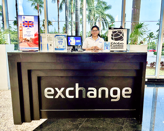 Oficina de cambio de moneda extranjera de Globo Cambio, ubicada en el hotel RIU Palace Península, en Cancún (México)