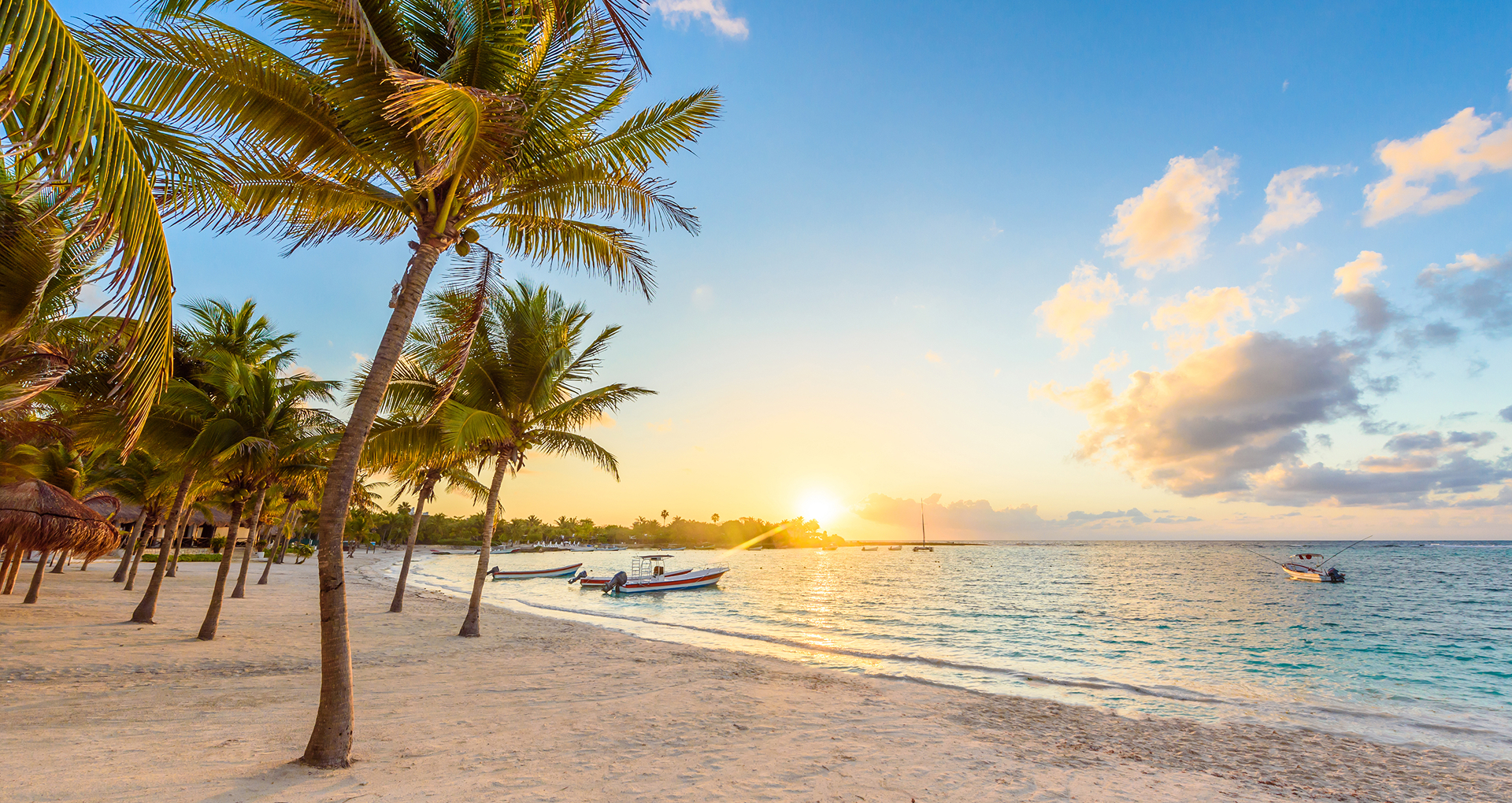 Playa caribeña de arena blanca en la Riviera Maya, costa de Yucatán y Quintana Roo, México
