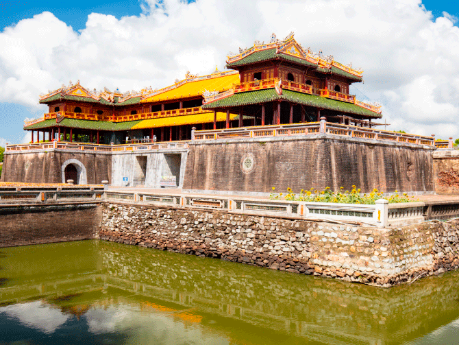 Puerta principal de la Ciudadela Imperial de Hue en Vietnam con foso de agua y muralla de piedra. Puerta principal de la Ciudadela Imperial de Hue en Vietnam con foso de agua y muralla de piedra.