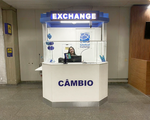 Oficina para cambiar moneda extranjera de Global Exchange ubicada en el aeropuerto internacional Tom Jobim, en Río de Janeiro (Brasil)