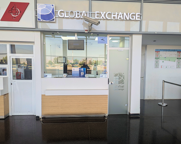Bureau de change de monnaie étrangère de Global Exchange situé à l'aéroport international de Nador (Maroc)