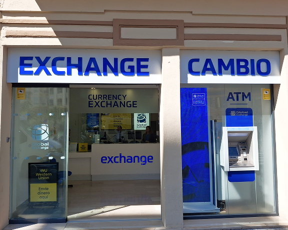 La oficina para cambiar moneda extranjera de Global Exchange que está situada en pleno corazón de la ciudad, frente a la famosa Plaza del Ayuntamiento de Valencia