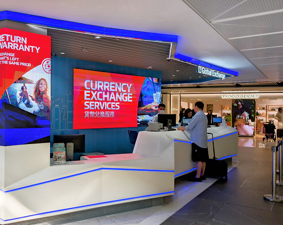 Oficina de cambio de moneda extranjera de Global Exchange ubicada en el aeropuerto internacional de Hong Kong, en Hong Kong
