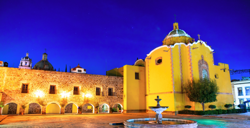 Vista frontal de la plaza Aranzazu de San Luis de Potosí (México) Vista frontal de la plaza Aranzazu de San Luis de Potosí (México)