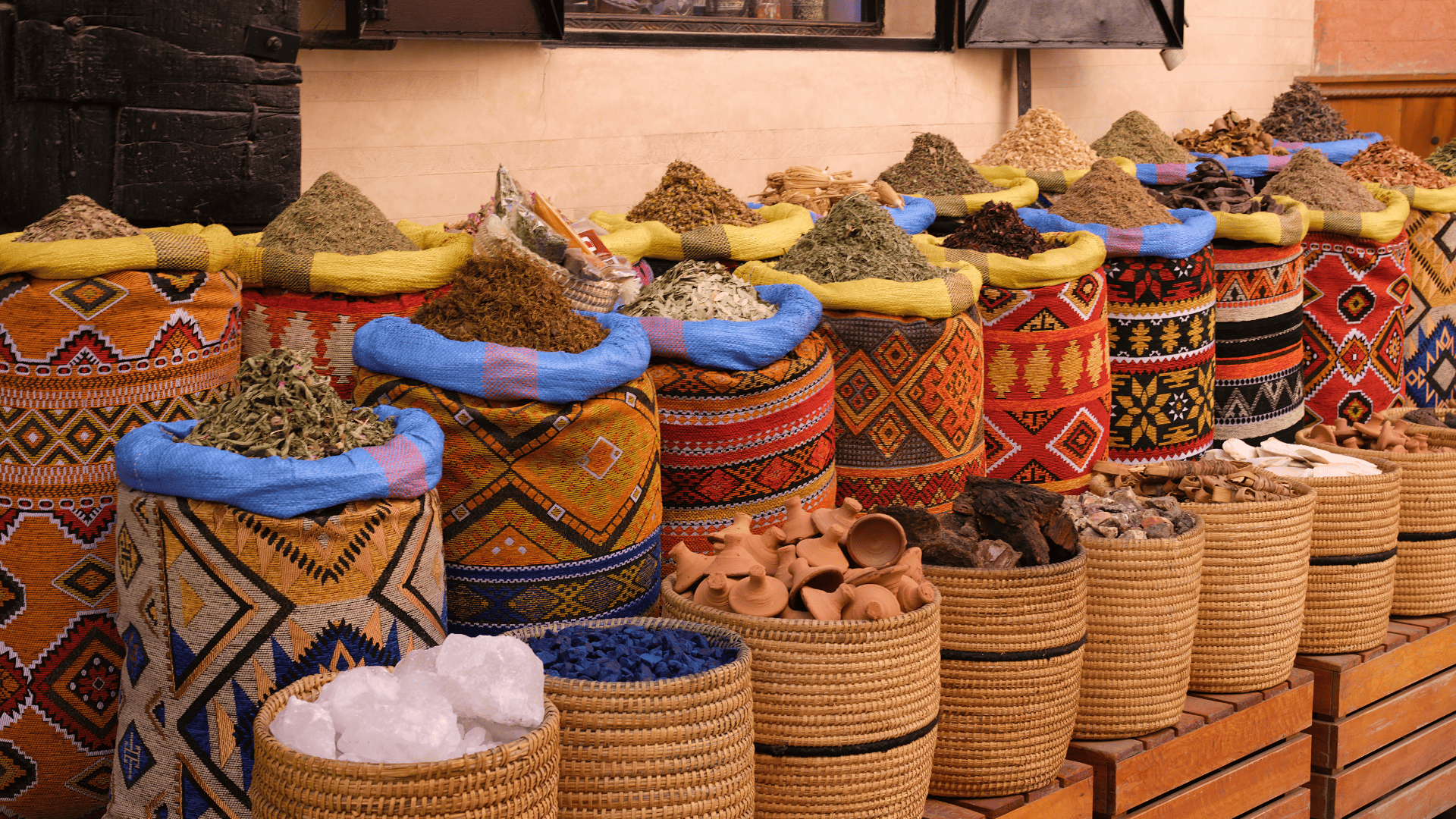 Puesto de especias en el zoco de Marrakech donde se paga en efectivo en dírhams Puesto de especias en el zoco de Marrakech donde se paga en efectivo en dírhams
