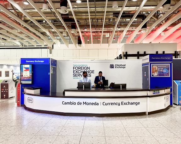 Bureau de change situé à l'aéroport international d'Heathrow, terminal 4, zone d'embarquement Bureau de change situé à l'aéroport international d'Heathrow, terminal 4, zone publique, départs