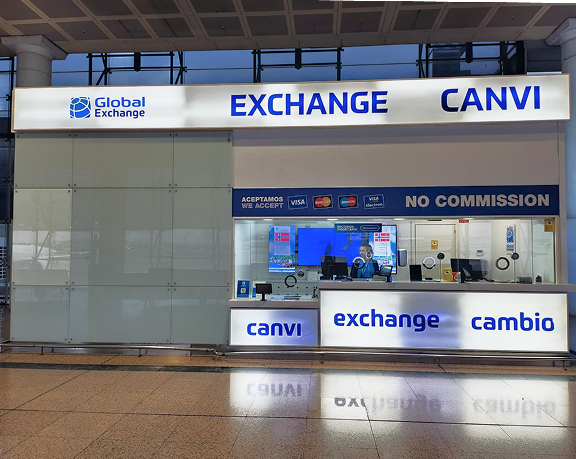 Una oficina de cambio de moneda extranjera ubicada en la terminal 2 del aeropuerto de Barcelona - El Prat