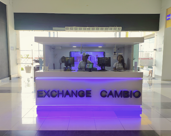 Oficina de cambio de moneda de Globo Cambio ubicada en el centro comercial Mi Plaza, en el Cabo de San Lucas, México.