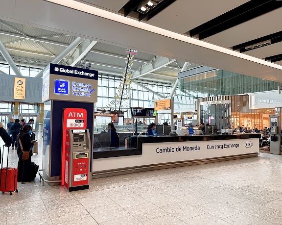 Bureau de change situé à l'aéroport international d'Heathrow, terminal 5, zone d'embarquement Bureau de change situé à l'aéroport international d'Heathrow, terminal 5, zone d'embarquement