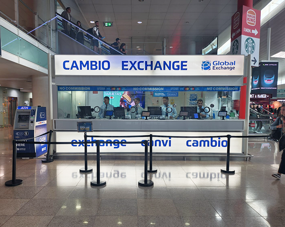 Oficina de cambio de moneda de Global Exchange ubicada en la T1 del aeropuerto de Barcelona - El Prat
