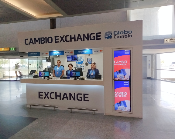 Oficina de cambio de moneda de Globo Cambio en el aerpuerto Internacional de Los Cabos (México)