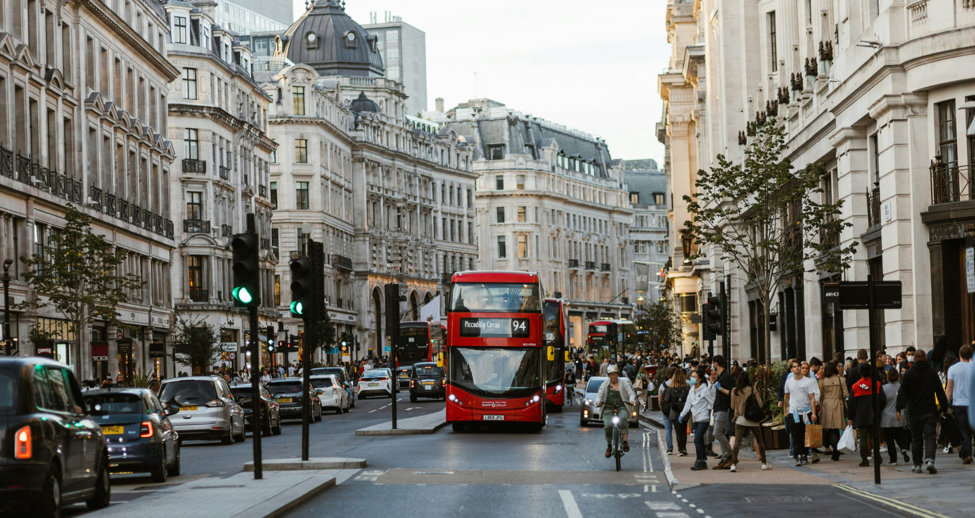 Un autobús de color rojo por el centro de Londres