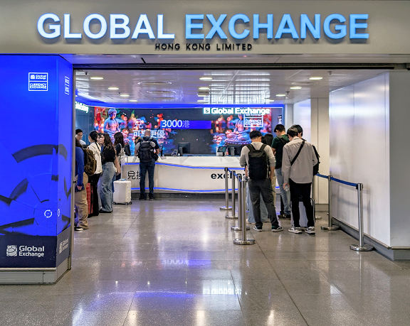 Oficina de cambio de moneda extranjera de Global Exchange ubicada en el aeropuerto internacional de Hong Kong, en Hong Kong