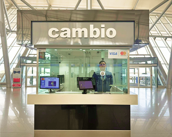 Oficina de cambio de moneda extranjera de Global Exchange ubicada en el aeropuerto internacional de Carrasco, Montevideo (Uruguay)