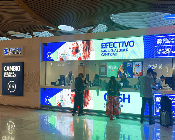 Oficina de cambio de moneda extranjera de Global Exchange ubicada en la Terminal 4 del aeropuerto de Madrid
