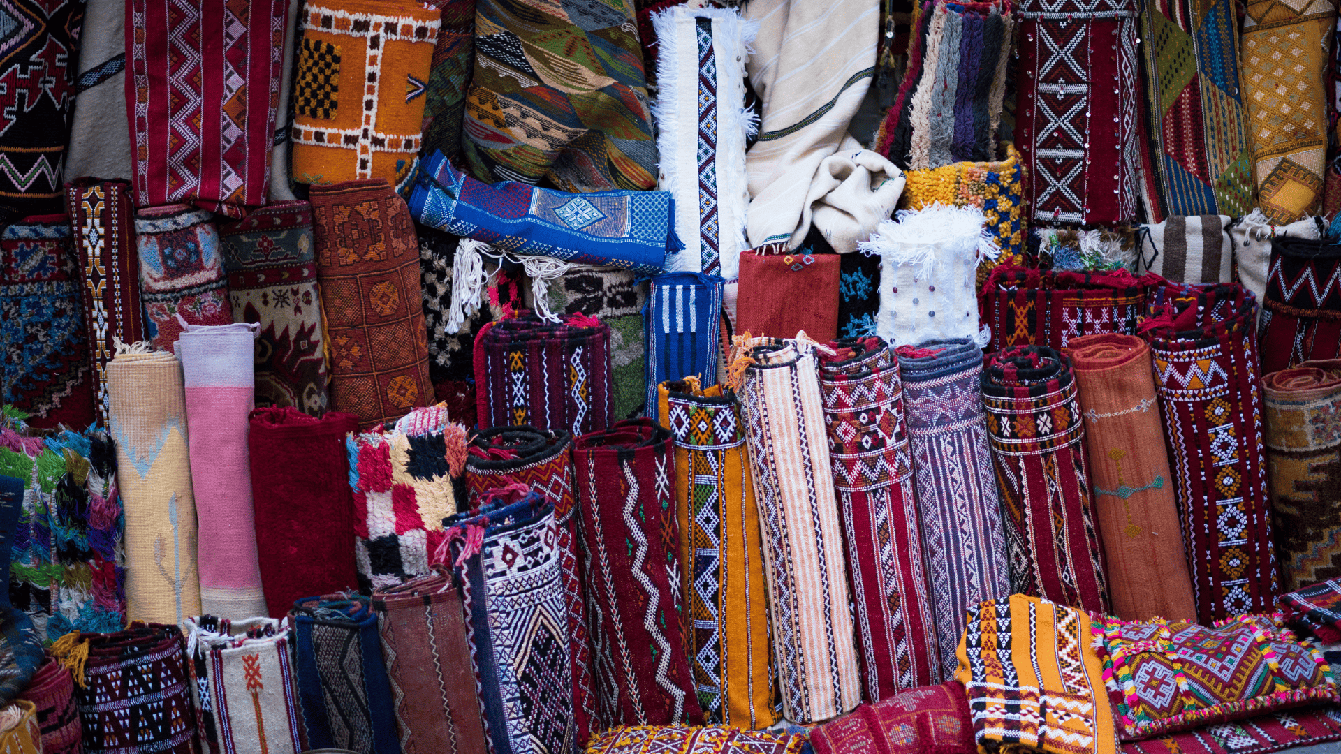 Alfombras tradicionales marroquíes en un zoco de Marrakech donde se paga en efectivo Alfombras tradicionales marroquíes en un zoco de Marrakech donde se paga en efectivo