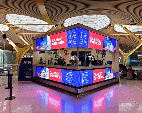 Oficina para cambiar moneda extranjera en la T4 del aeropuerto de Madrid - Barajas, junto al puesto de Iberia