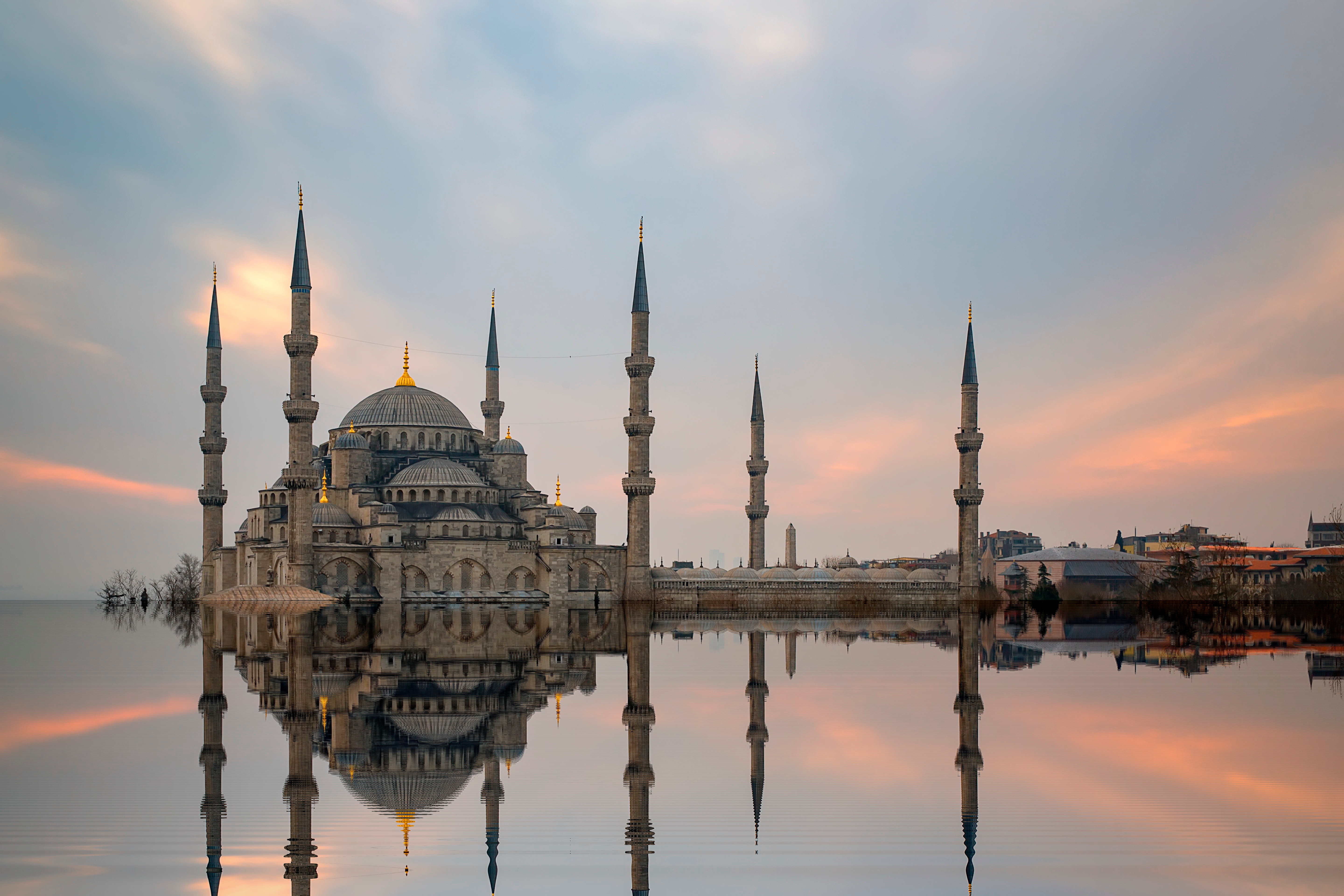 La Mezquita del Sultán Ahmed, conocida como Mezquita Azul, es un emblemático monumento islámico turco con seis minaretes, la principal atracción de la ciudad. La Mezquita del Sultán Ahmed, conocida como Mezquita Azul, es un emblemático monumento islámico turco con seis minaretes, la principal atracción de la ciudad.