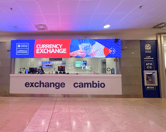 La oficina para cambiar moneda de Global Exchange de Salidas No Schengen está situada en la Zona de Embarque frente a la puerta B19 La oficina de cambio de moneda en el aeropuerto de Madrid que está situada en la Zona de Embarque frente a la puerta B19