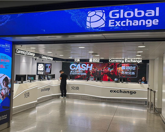 Bureau de change de monnaie étrangère de Global Exchange situé à l'aéroport international de Hong Kong, à Hong Kong