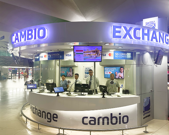 Oficina de cambio de moneda de Global Exchange ubicada en el aeropuerto de La Aurora en la Ciudad de Guatemala (Guatemala)