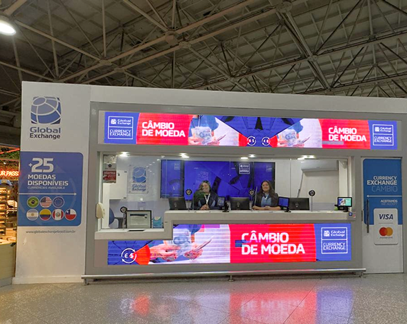 Oficina para cambiar moneda extranjera de Global Exchange ubicada en el aeropuerto internacional Tom Jobim, en Río de Janeiro (Brasil)