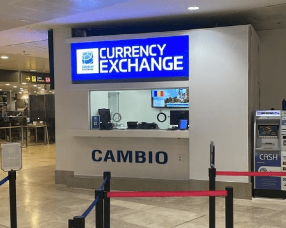 La oficina de cambio de moneda de Global Exchange que está situada en la zona aire Schengen junto al filtro de seguridad T1. La oficina para cambiar moneda del aeropuerto de Madrid que está situada en la zona aire Schengen junto al filtro de seguridad T1.