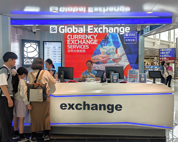 Oficina de cambio de moneda extranjera de Global Exchange ubicada en el aeropuerto internacional de Hong Kong, en Hong Kong.