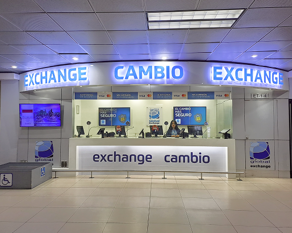 Oficina de cambio de moneda de Global Exchange ubicada en el aeropuerto de La Aurora en la Ciudad de Guatemala (Guatemala)