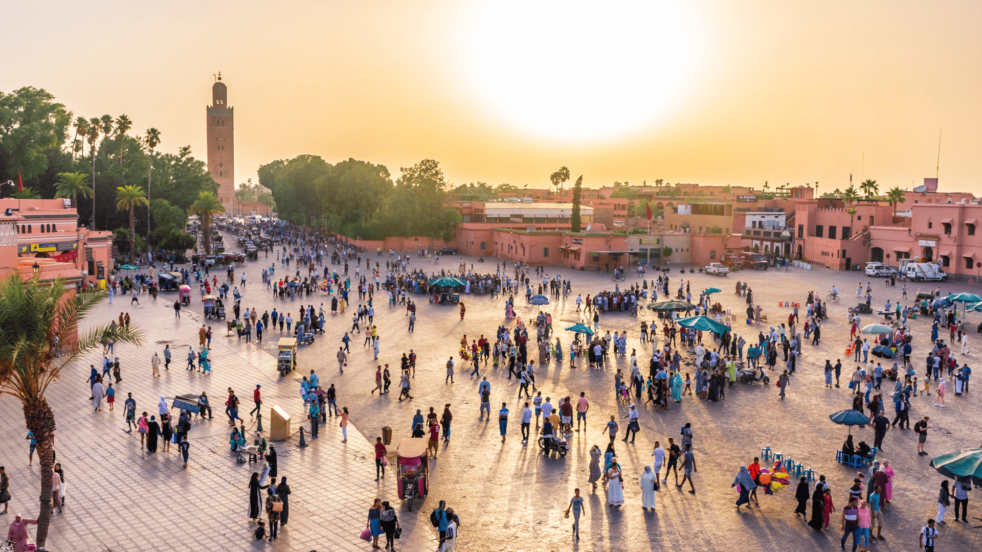 Plaza Jemaa el-Fna de Marrakech al atardecer con la mezquita Koutoubia al fondo Plaza Jemaa el-Fna de Marrakech al atardecer con la mezquita Koutoubia al fondo