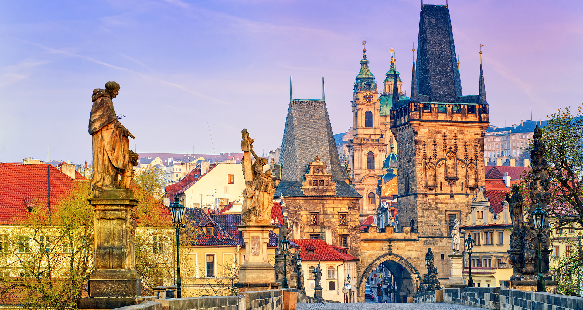 El Puente de Carlos y las torres del casco antiguo de Praga al amanecer, República Checa El Puente de Carlos y las torres del casco antiguo de Praga al amanecer, República Checa