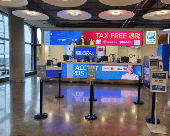 La oficina de cambio de moneda de Global Exchange ubicada en la terminal 4. en la zona de salidas internacionales, dentro del edificio satélite