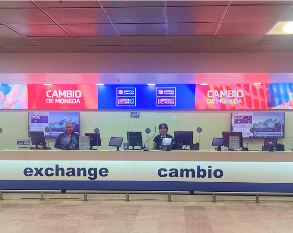 Oficina de cambio de moneda de Globo Cambio en el aerpuerto Internacional de Puerto Vllarta (México)